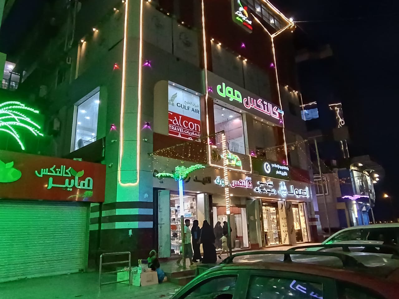 الواجهة الخارجية لمكتب فالكون في كالتكس مول بعدن ليلاً